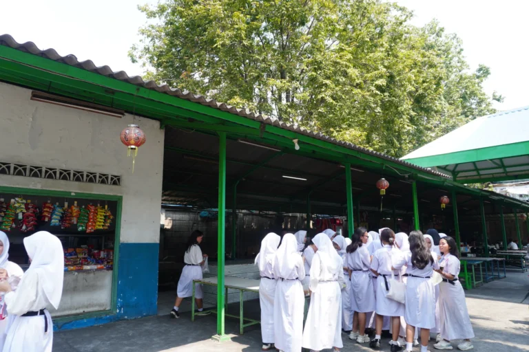 Sinergi Industri: Siswa SMK Candra Naya Kunjungi Laboratorium Farmasi