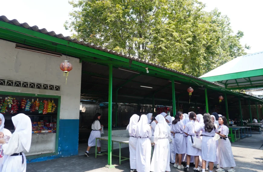 Sinergi Industri: Siswa SMK Candra Naya Kunjungi Laboratorium Farmasi